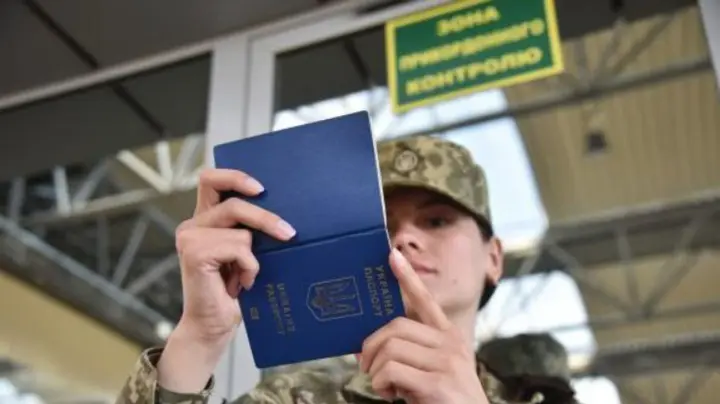 Чи зобов'язані чоловіки 18–22 років при виїзді з України пред’являти ВОД?